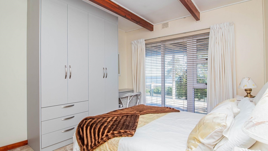 4 Bedroom Property for Sale in Perlemoenbaai Western Cape
